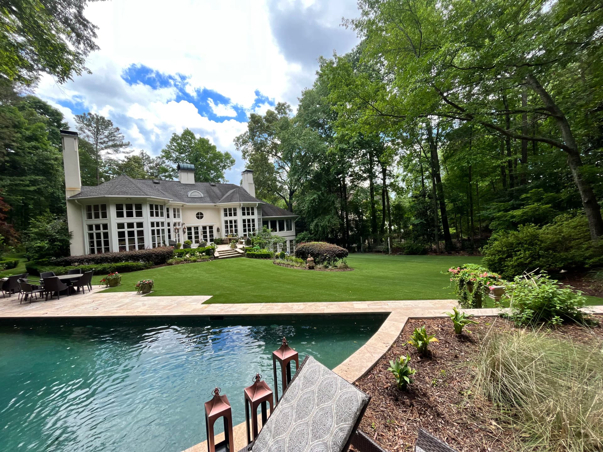 Poolside Artificial Turf That Stays Clean and Sharp Year-Round image